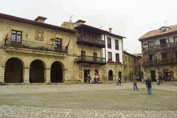 Fachada principal del Ayuntamiento de Santillana del Mar. 