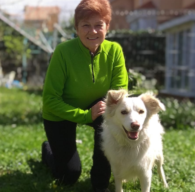 Con Roky, uno de sus queridos perros en el jardín. 