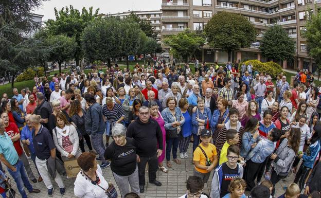 Vecinos de Nueva Ciudad participantes en la concentración celebrada en la plaza Mauro Muriedas para pedir la detención del expresidiario.