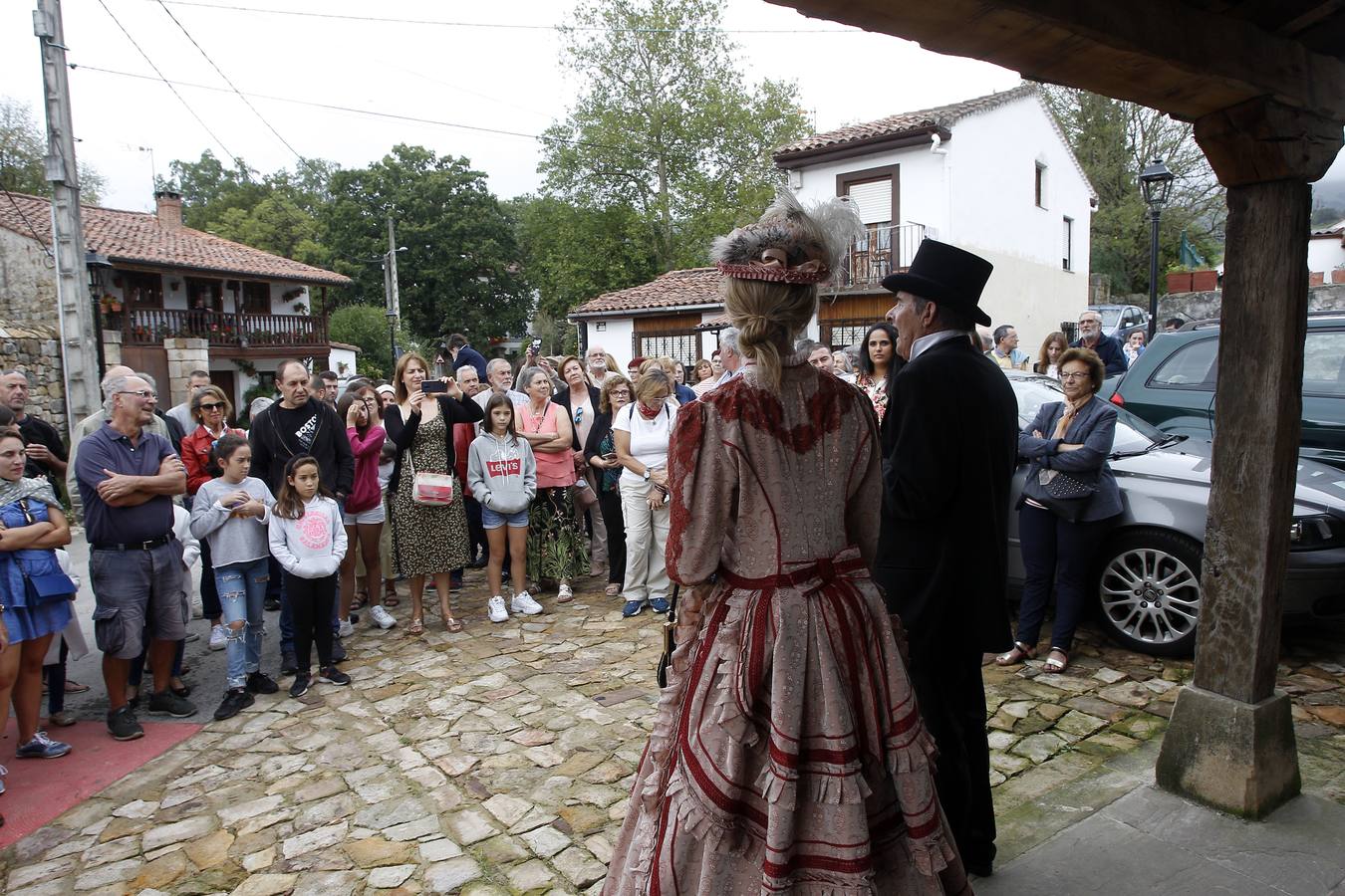 Personajes ilustres, seres mitológicos, un mercado y juegos tradicionales han sido hoy sábado los ingredientes principales de una jornada de puertas abiertas en el Pueblo de Cantabria 2018