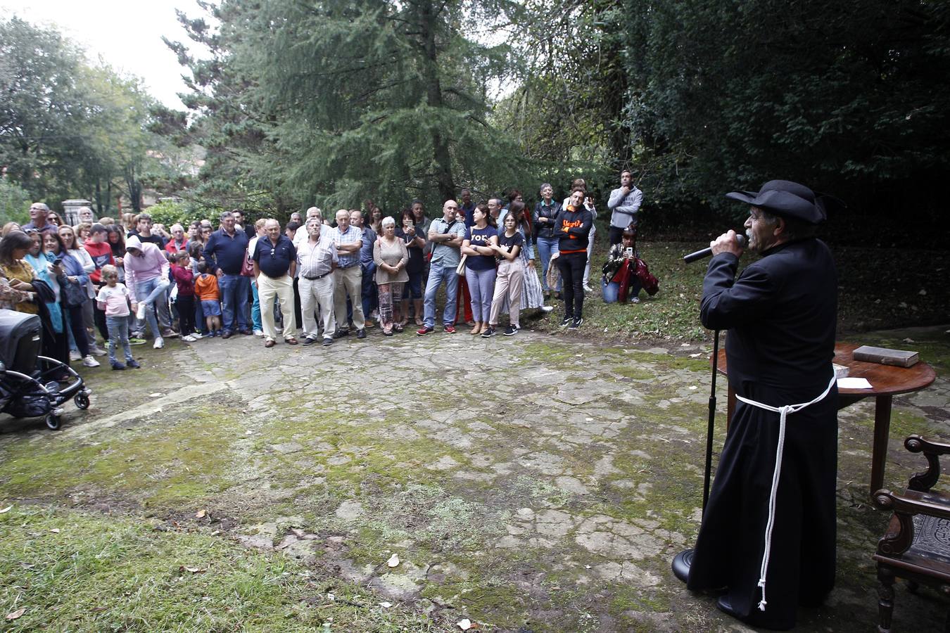 Personajes ilustres, seres mitológicos, un mercado y juegos tradicionales han sido hoy sábado los ingredientes principales de una jornada de puertas abiertas en el Pueblo de Cantabria 2018