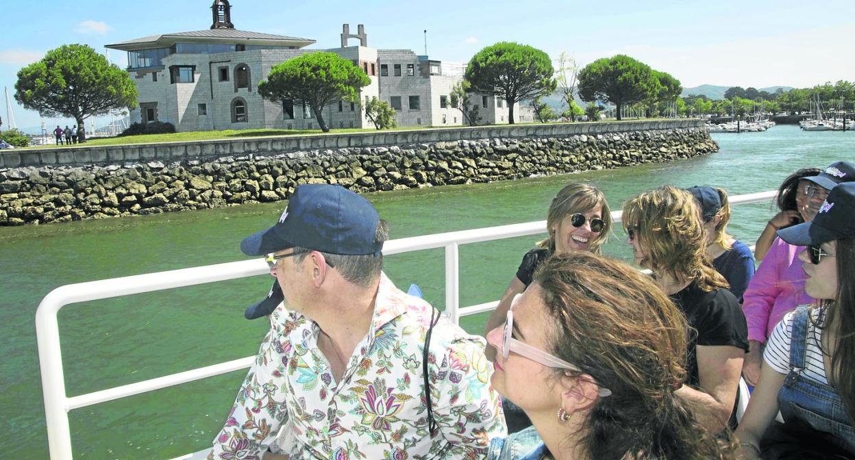 Usuarios de una embarcación turística disfrutan del trayecto a lo largo de la bahía. :: dm