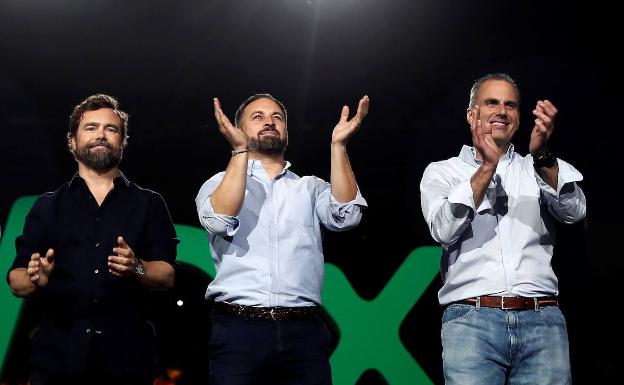 Abascal, junto a Espinosa de los Monteros y Ortega Smith, en el acto de Vox en el Palacio de Vistalegre. 