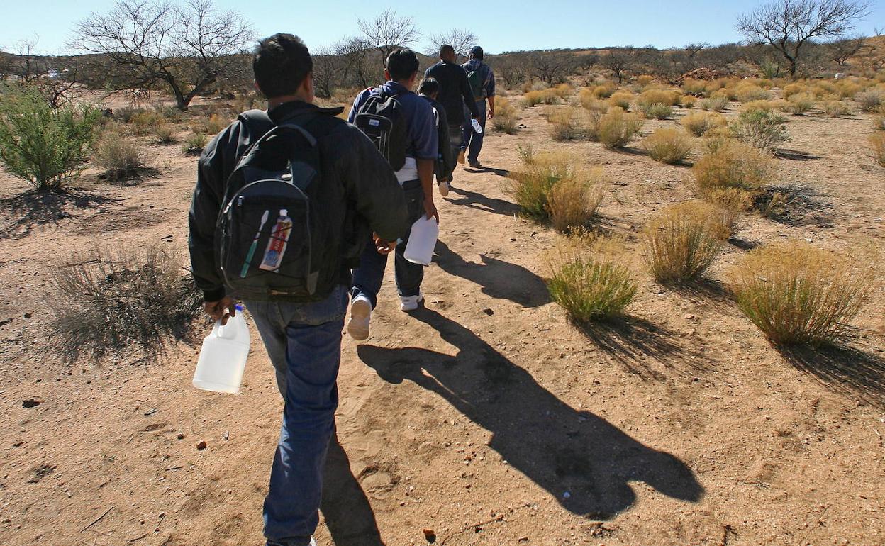 Inmigrantes mexicanos se dirigen a Estados Unidos.