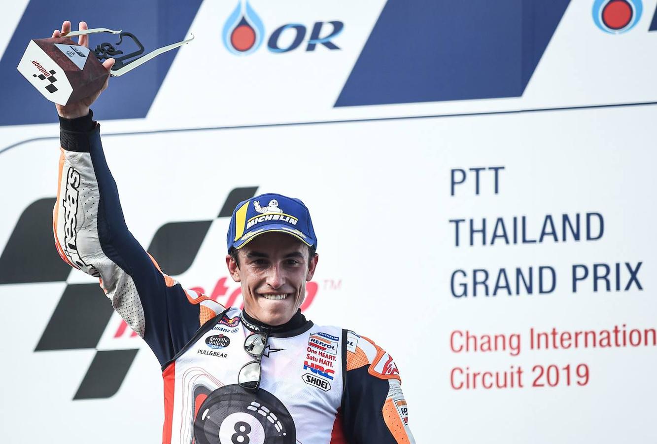 Marc Márquez celebra su victoria en Tailandia.