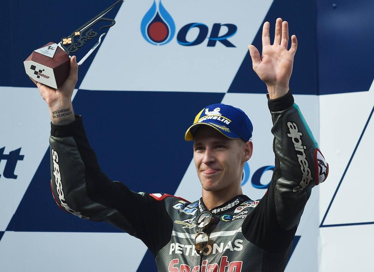 El piloto francés Fabio Quartararo celebra su segundo puesto en Tailandia.