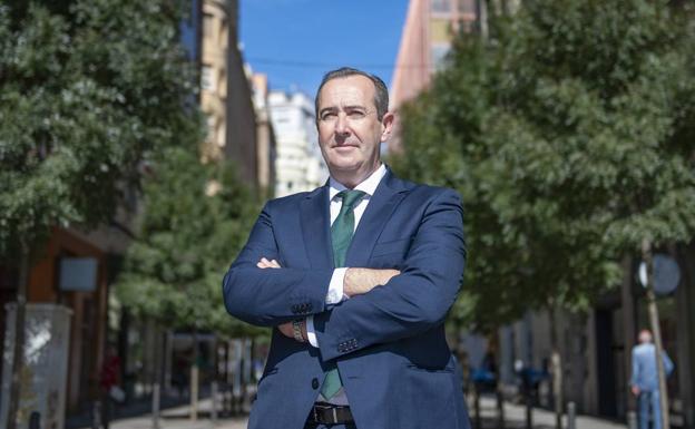 Francisco Javier Gómez Blanco, en las inmediaciones de la sede de la Dirección General, en el centro de Santander