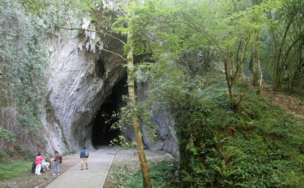 Entrada de la cueva Cullalvera.
