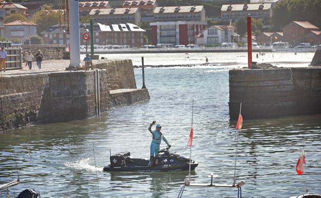 Imagen. Momento en el que el aventurero ha llegado al puerto de la villa cántabra.