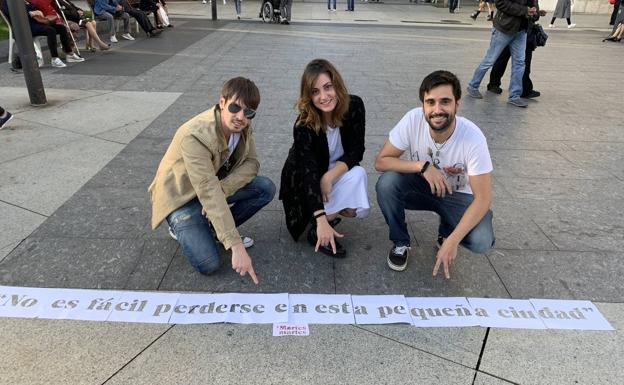 Pablo Rioz, Marta García y David de la Mata, en la plaza del Ayuntamiento de Santander. 