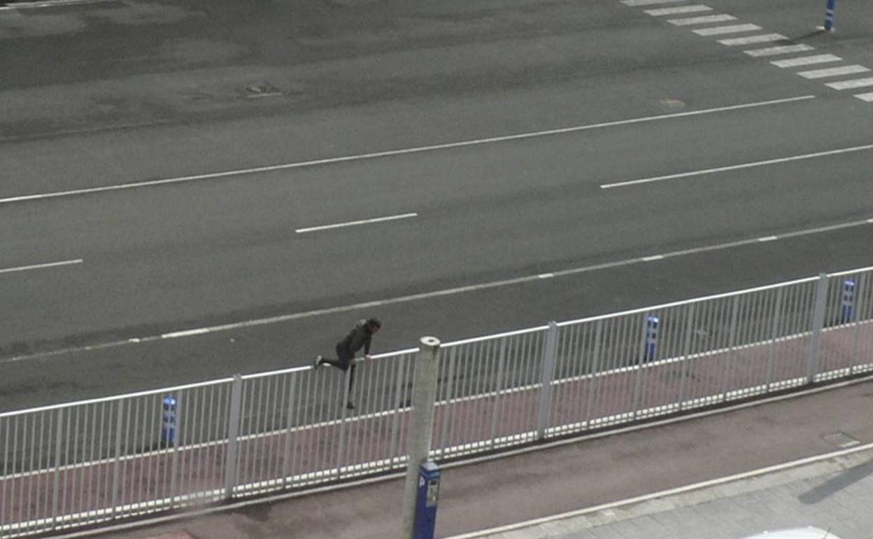 Inmigrante intentando colarse en la zona portuaria de acceso al ferry, en Santander, hace un año.