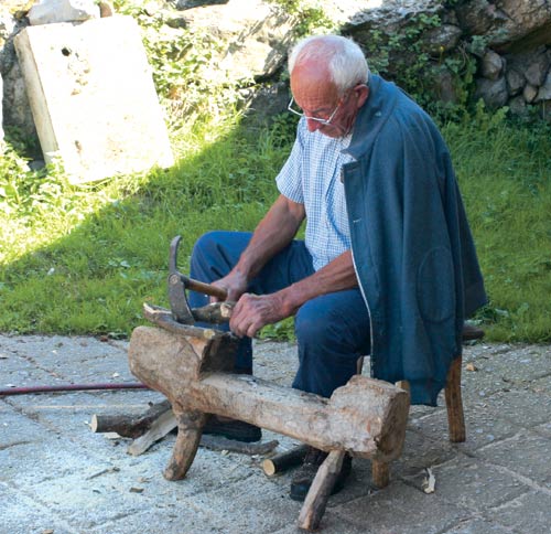 Artesano trabajando la madera con la que se fabrican las basnas.