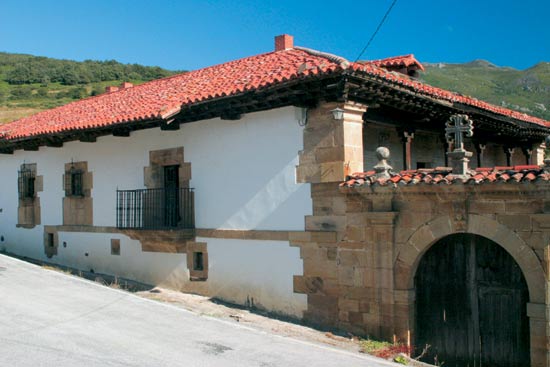 Imagen secundaria 1 - Detalle de la casa del Conde de Rábago, en Lombraña. Casona en el pueblo de Lombraña. Casona de los Coroneles, en Puente Pumar.