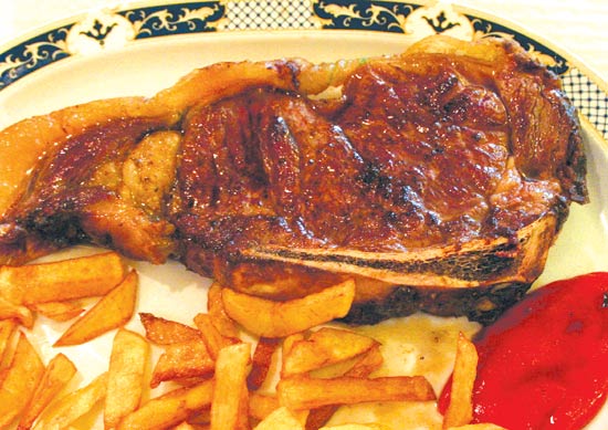 El plato típico del municipio es la chuleta de tudanca.