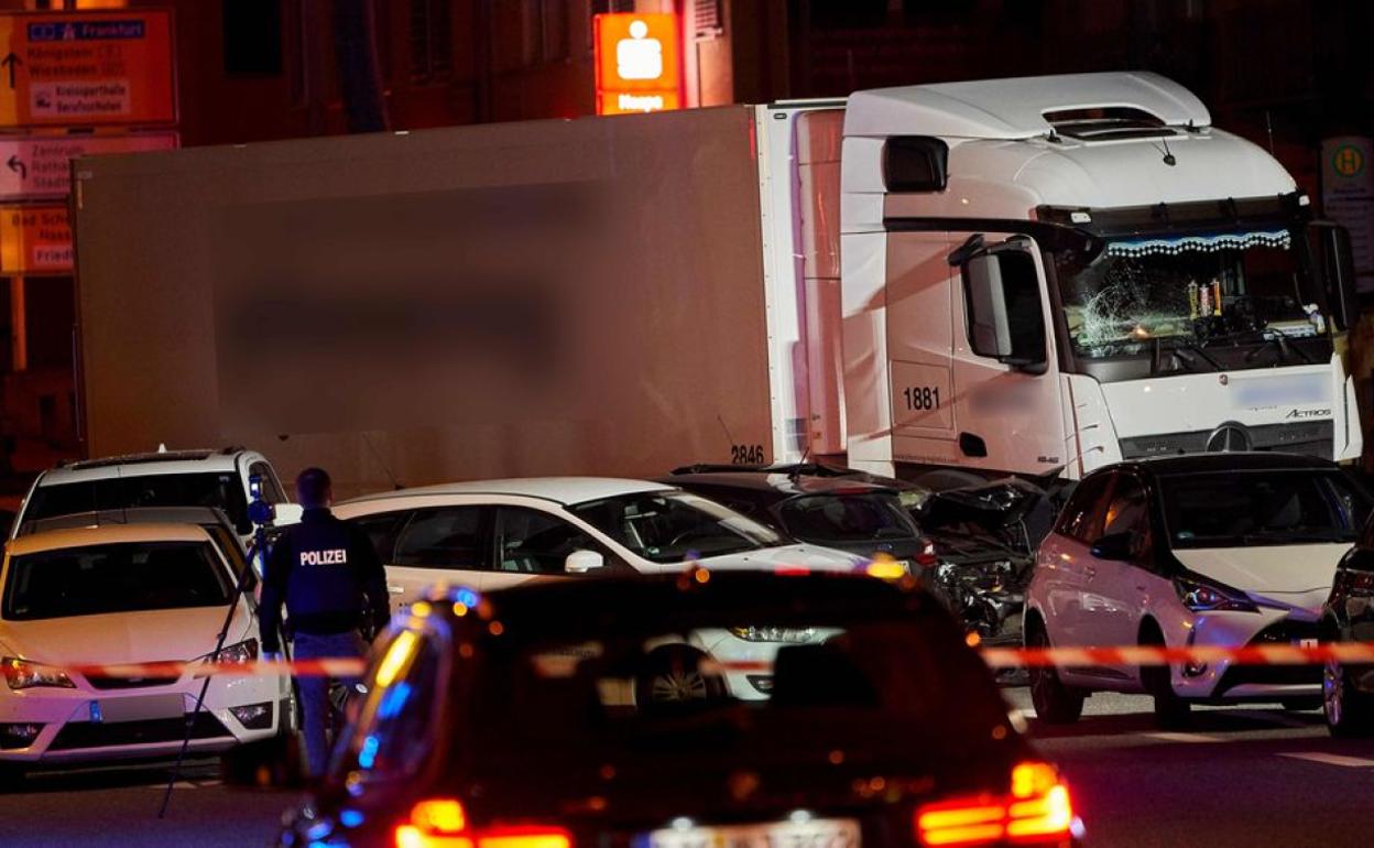 La Policía toma imágenes en el lugar del siniestro.