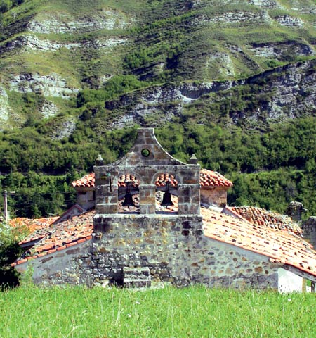 Espadaña de la iglesia de San Tirso, en San Totís.