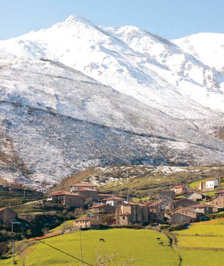 Paisaje invernal, con La Lastra en primer término.