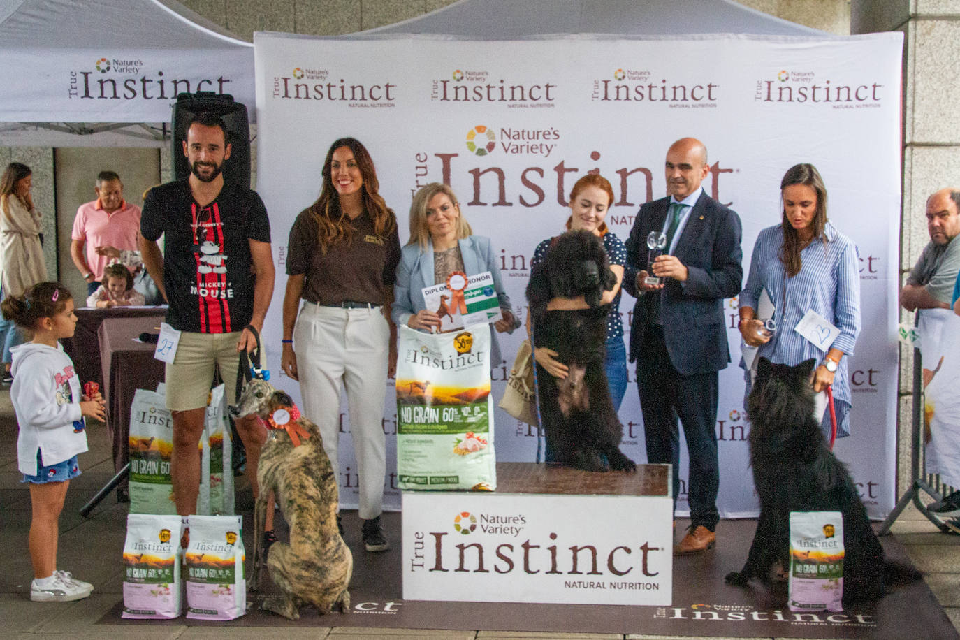 Reconocimientos en el apartado de perros bonitos. Primer premio, Bruce, terranova de Miriam Díaz Merino. Segundo premio, Gru, galgo de Alberto Gutiérrez. Tercer premio, Golfo, pastor belga de Marián Canales.