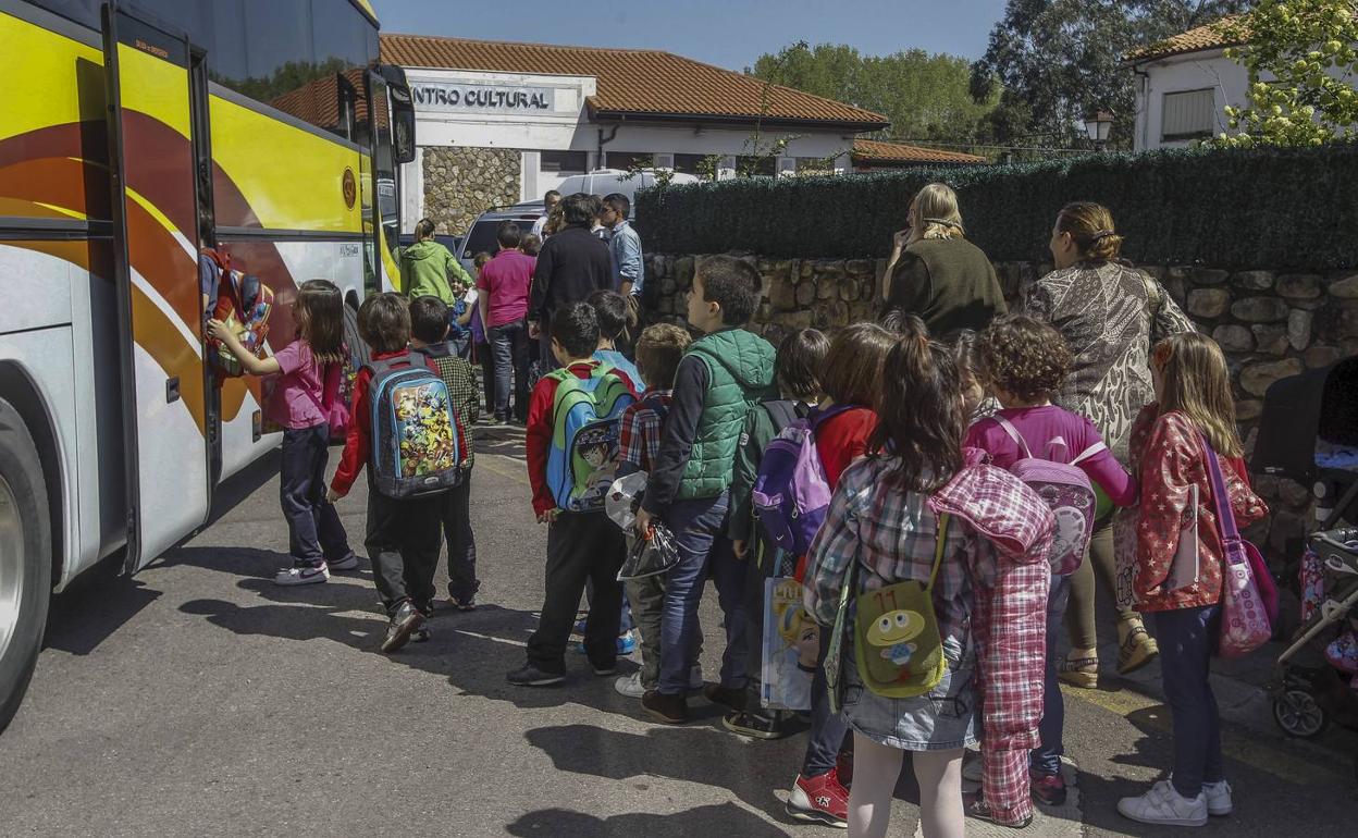 Lombó defiende el proceso de adjudicación del transporte escolar y pide que se espere a la investigación de Competencia