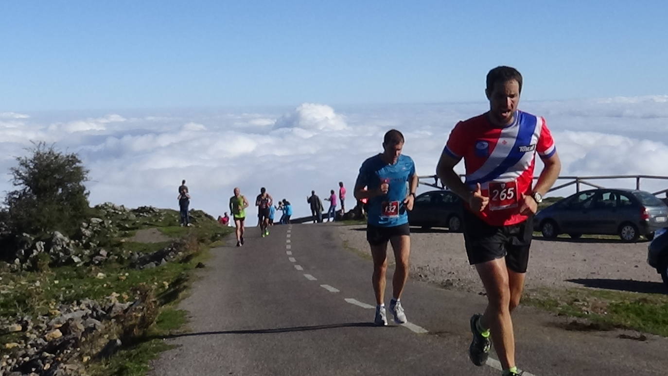 A la derecha, la cántabra Merche Palacios en la subida al Angliru.