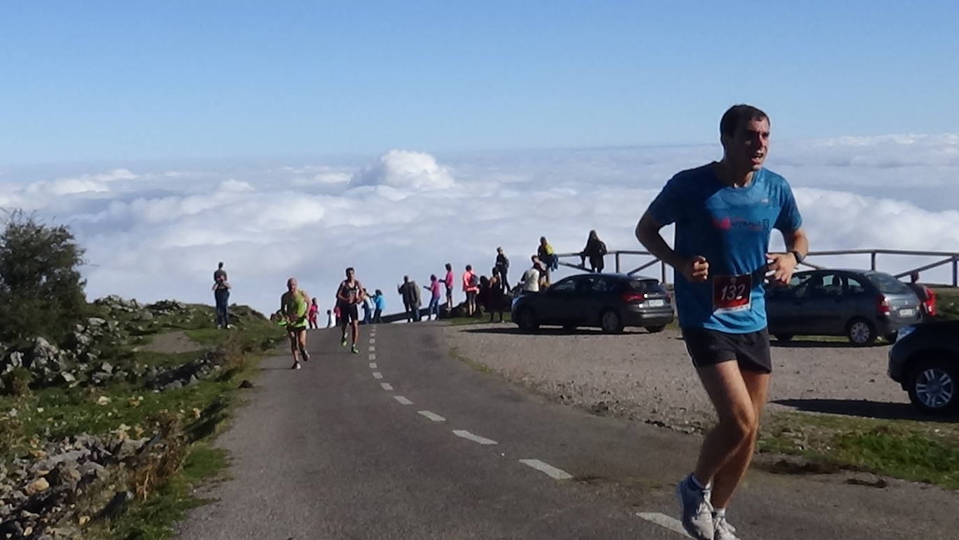 A la derecha, la cántabra Merche Palacios en la subida al Angliru.