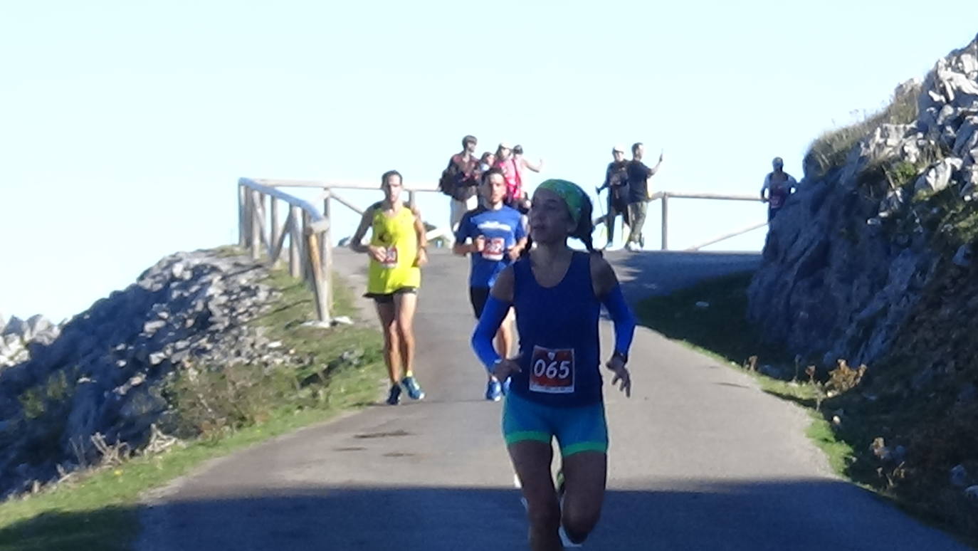 A la derecha, la cántabra Merche Palacios en la subida al Angliru.