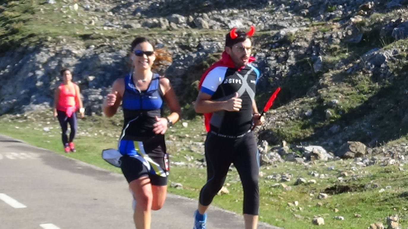 A la derecha, la cántabra Merche Palacios en la subida al Angliru.