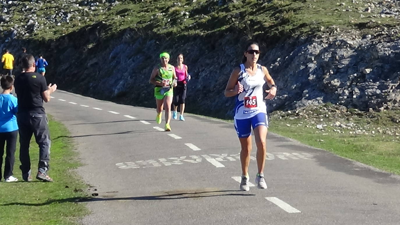 A la derecha, la cántabra Merche Palacios en la subida al Angliru.