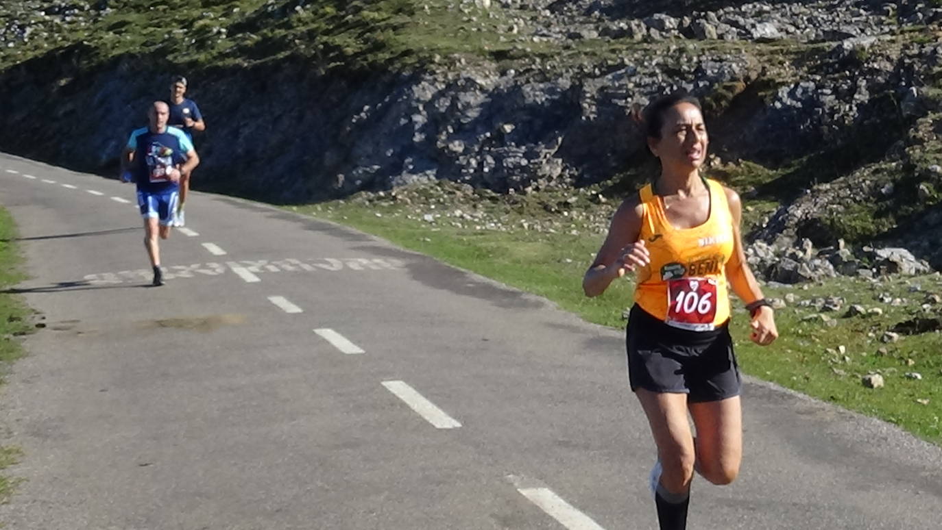 A la derecha, la cántabra Merche Palacios en la subida al Angliru.