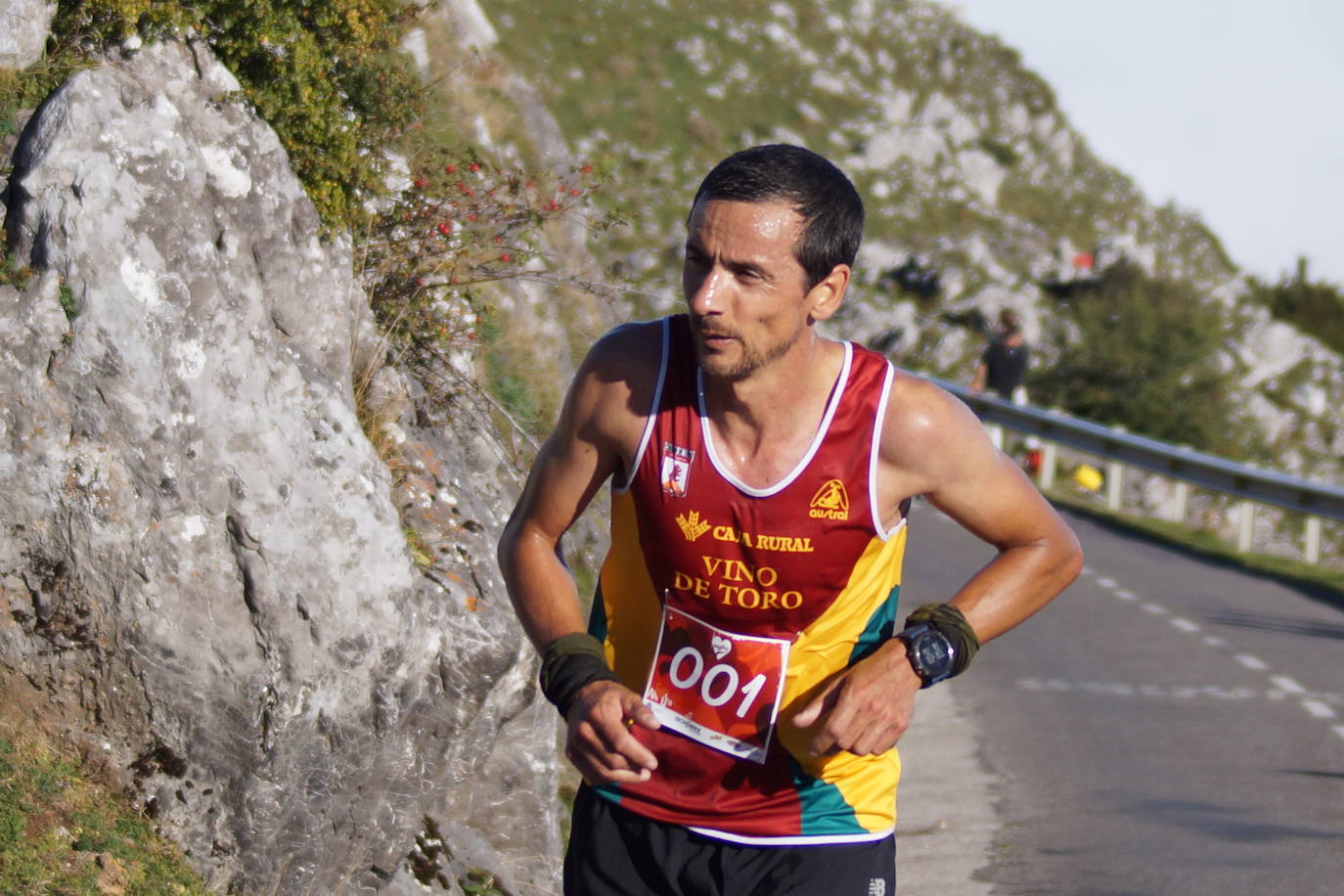 A la derecha, la cántabra Merche Palacios en la subida al Angliru.