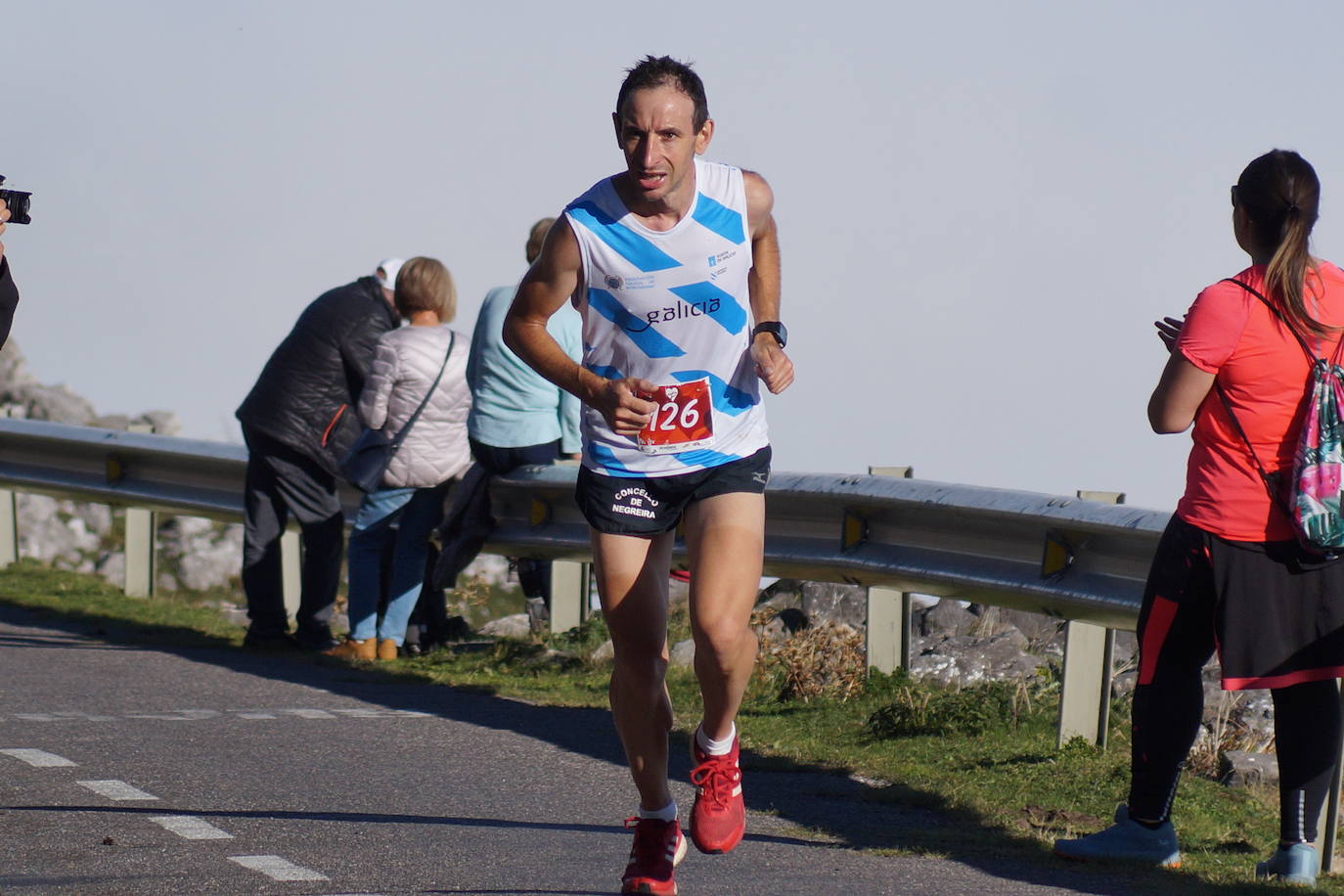 A la derecha, la cántabra Merche Palacios en la subida al Angliru.