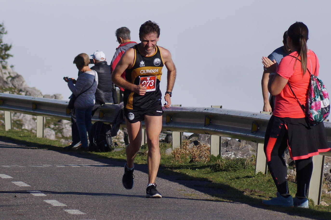 A la derecha, la cántabra Merche Palacios en la subida al Angliru.