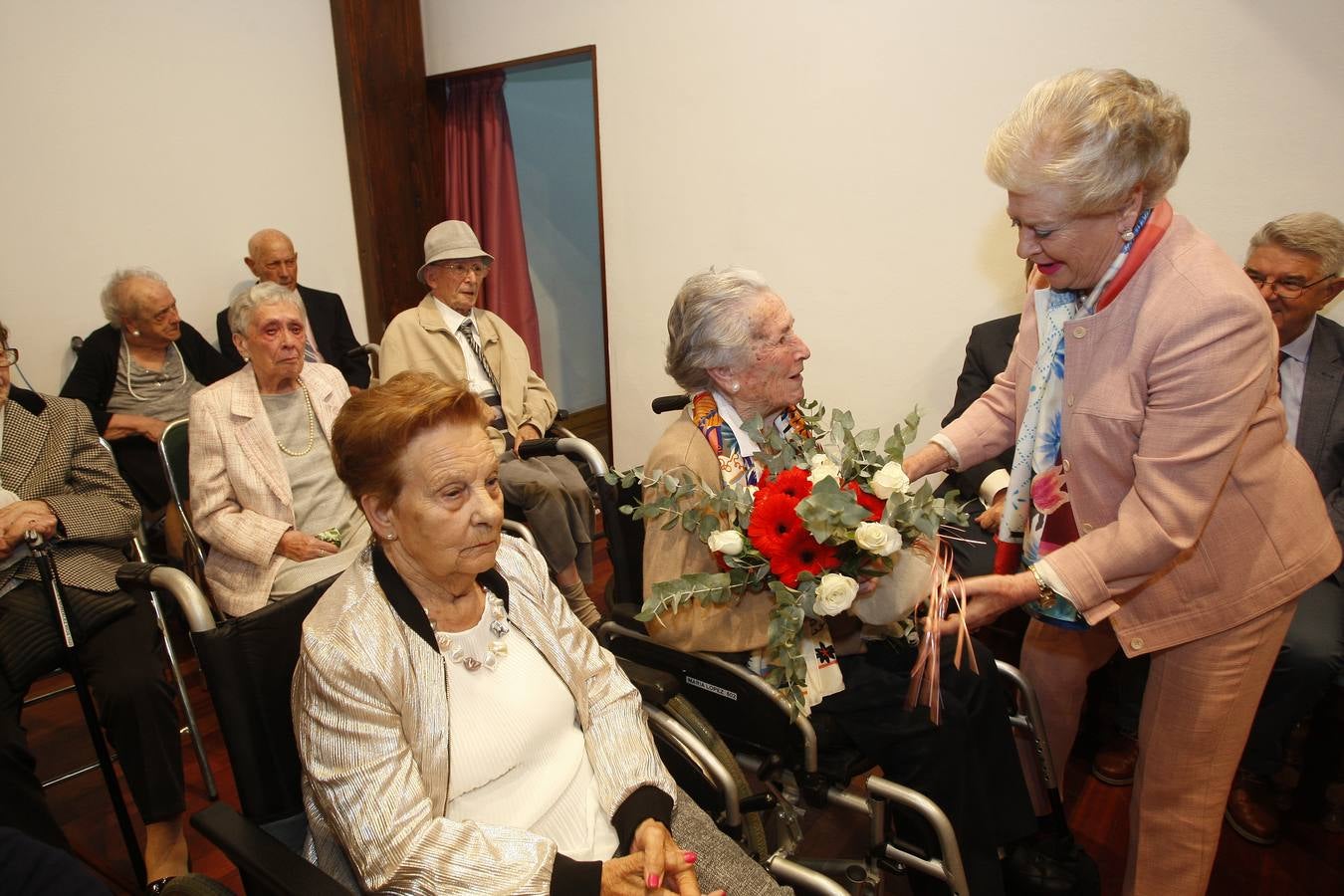 Fotos: La Fundación Asilo de Torrelavega brinda un homenaje a los 32 mayores que en 2019 han cumplido los 90 años de edad