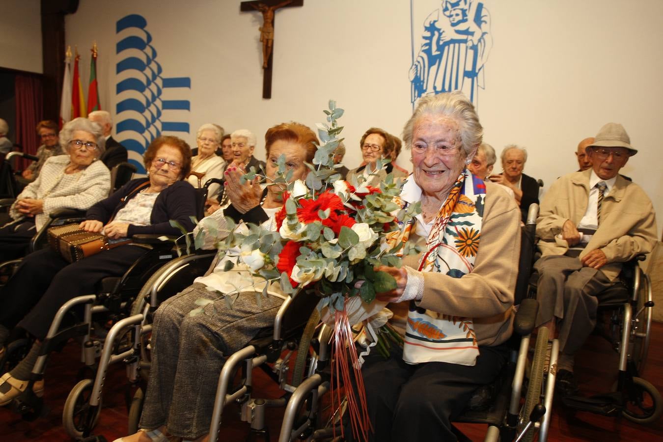 Fotos: La Fundación Asilo de Torrelavega brinda un homenaje a los 32 mayores que en 2019 han cumplido los 90 años de edad