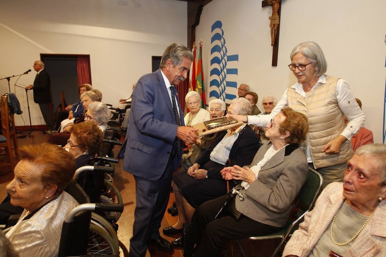 Fotos: La Fundación Asilo de Torrelavega brinda un homenaje a los 32 mayores que en 2019 han cumplido los 90 años de edad