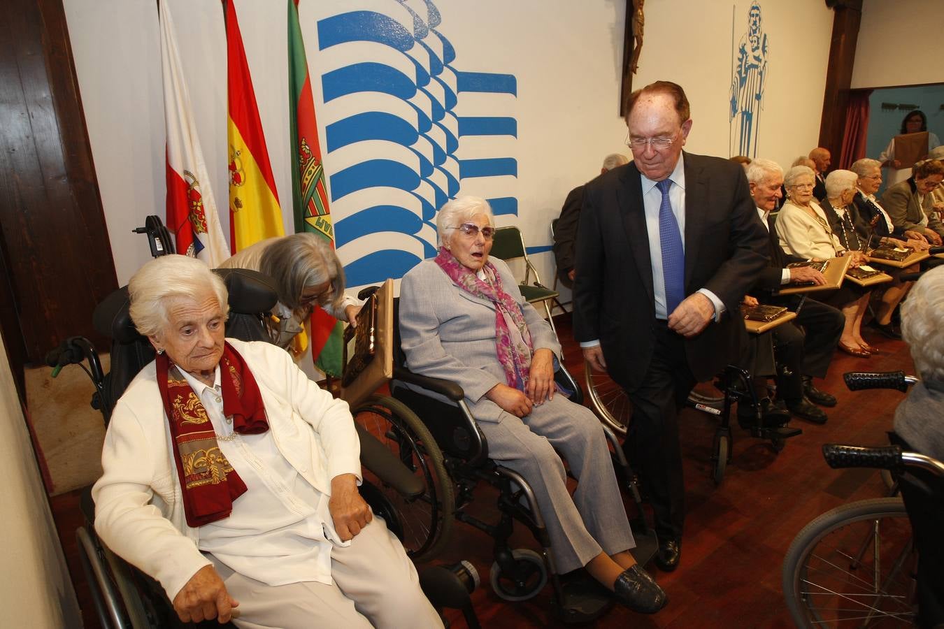 Fotos: La Fundación Asilo de Torrelavega brinda un homenaje a los 32 mayores que en 2019 han cumplido los 90 años de edad