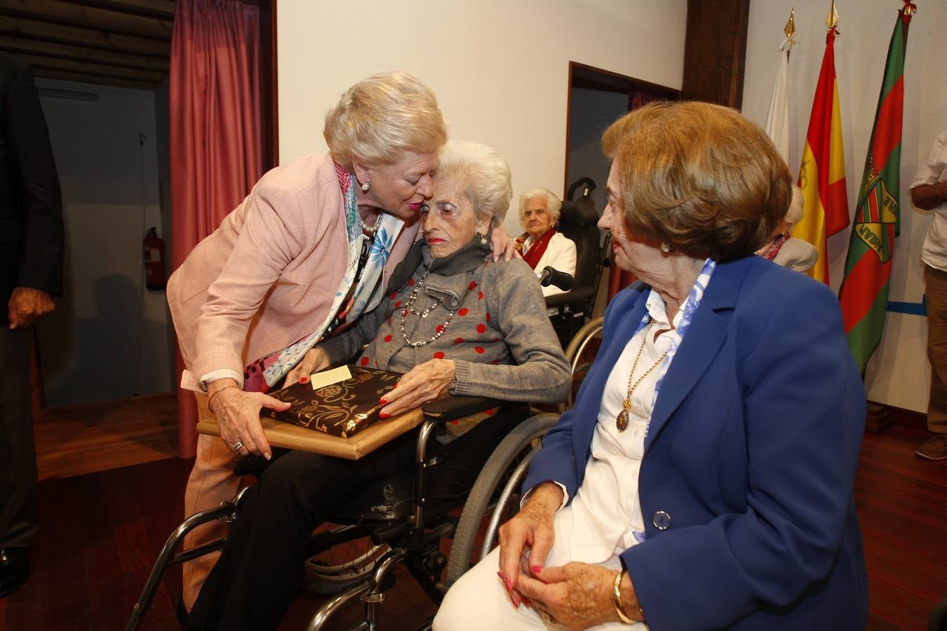 Fotos: La Fundación Asilo de Torrelavega brinda un homenaje a los 32 mayores que en 2019 han cumplido los 90 años de edad