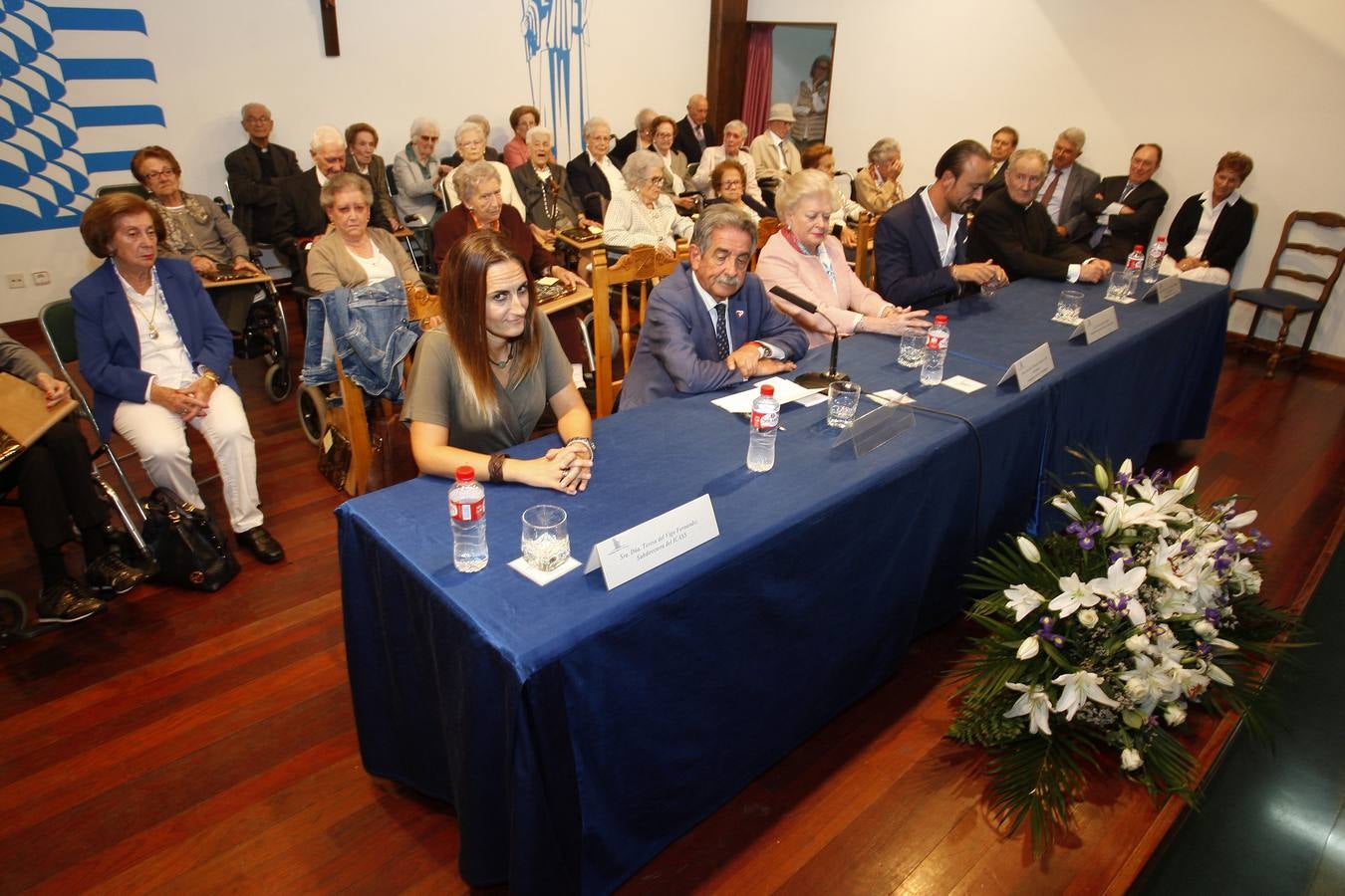 Fotos: La Fundación Asilo de Torrelavega brinda un homenaje a los 32 mayores que en 2019 han cumplido los 90 años de edad