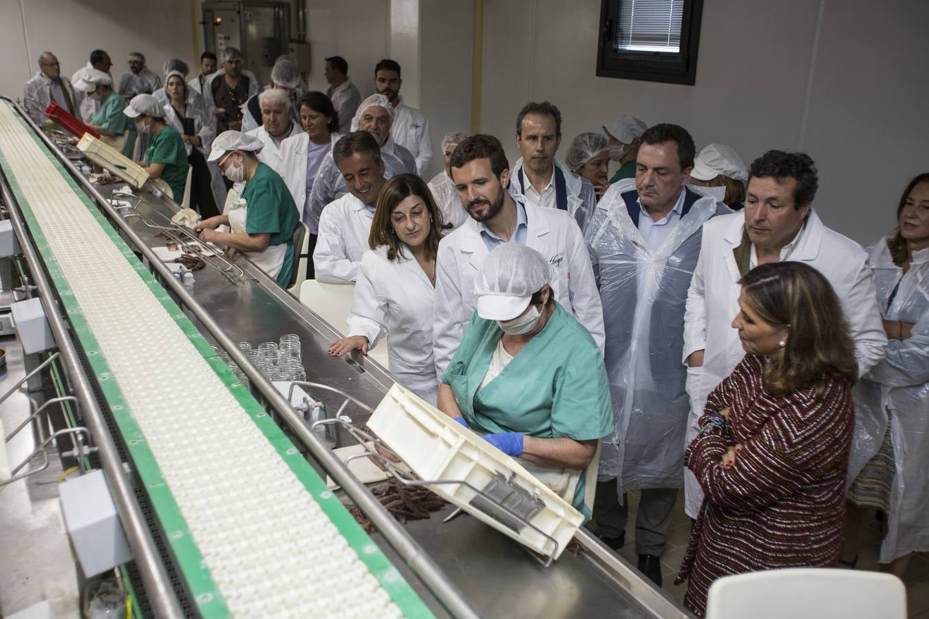 El líder del PP visita Santoña donde se sube a uno de los barcos del puerto y recorre conservas Hoya