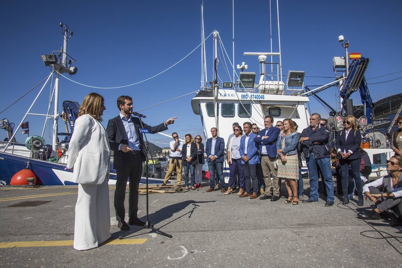 El líder del PP visita Santoña donde se sube a uno de los barcos del puerto y recorre conservas Hoya