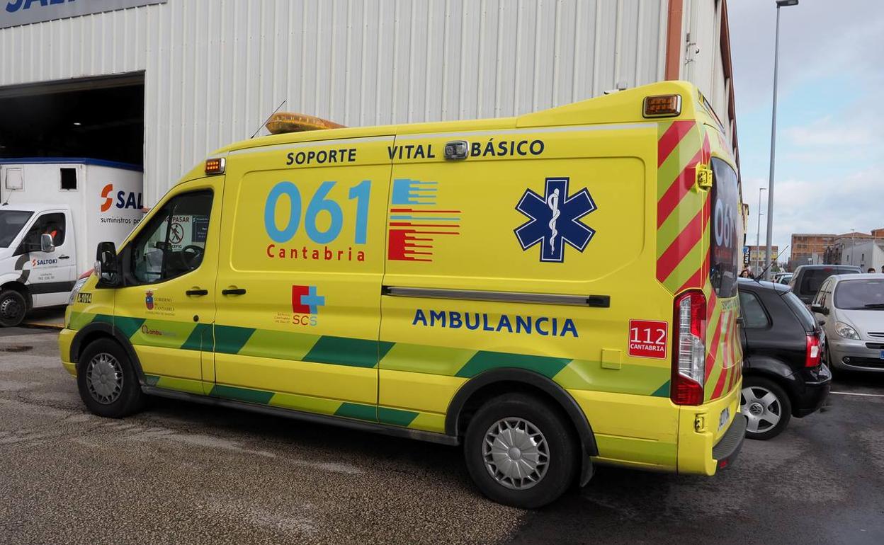 Una de las ambulancias de Ambuibérica del Servicio Cántabro de Salud.