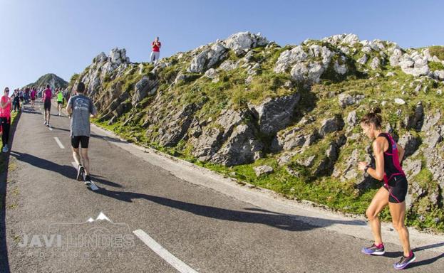 A la derecha, la cántabra Merche Palacios en la subida al Angliru.