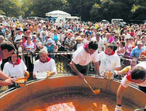 La fiesta del Cocido Montañés, celebrada en Ucieda, congrega a multitud de visitantes, que degustan este típico guiso.