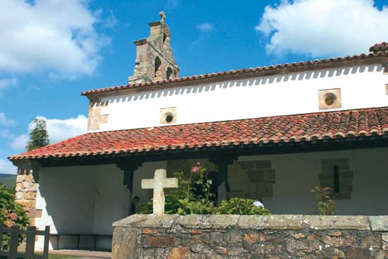 Imagen secundaria 1 - El vestigio más antiguo del municipio de Ruente es la ermita de San Fructuoso, situada en la localidad de Lamiña. Iglesia parroquial de Lamiña, bajo la advocación de la Virgen de Nuestra Señora del Rosario. Iglesia de Santa María Magdalena, en Ruente.