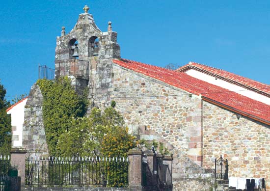 Imagen secundaria 2 - El vestigio más antiguo del municipio de Ruente es la ermita de San Fructuoso, situada en la localidad de Lamiña. Iglesia parroquial de Lamiña, bajo la advocación de la Virgen de Nuestra Señora del Rosario. Iglesia de Santa María Magdalena, en Ruente.