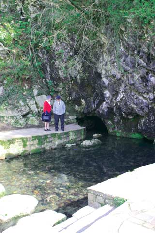 En el pueblo de Ruente se encuentra una surgencia natural de un karst en rocas calizas jurásicas conocida como 'La Fuentona'.