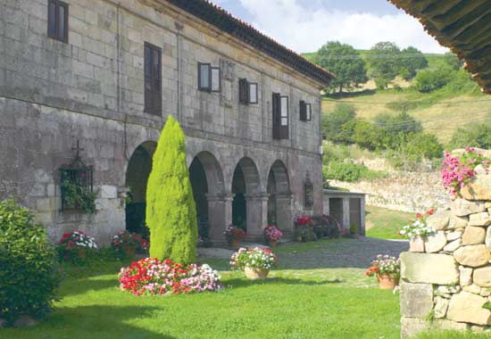 Imagen principal - Palacio de Escagedo, en Ucieda. Casona de Calderón de la Barca, en Barcenillas. Palacio de Mier, ubicado en Ruente.