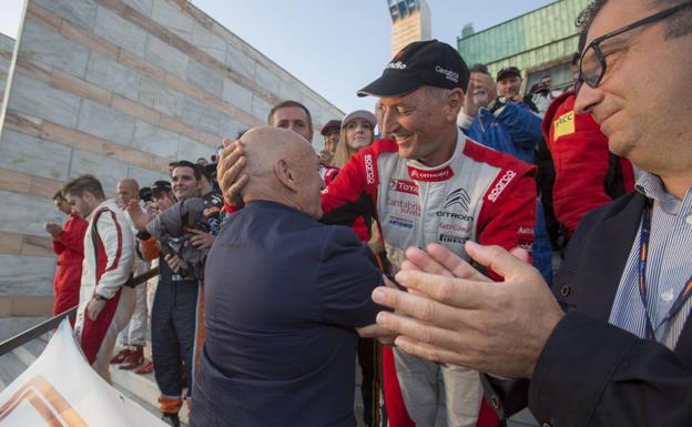 Chus Puras se abraza a Fidel de la Peña en la presentación de los pilotos.