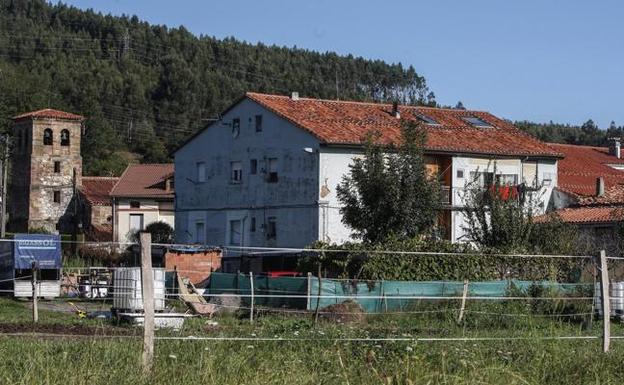 Vivienda de Ganzo, junto a la nueva superficie comercial, en la que se produjeron las detenciones. :