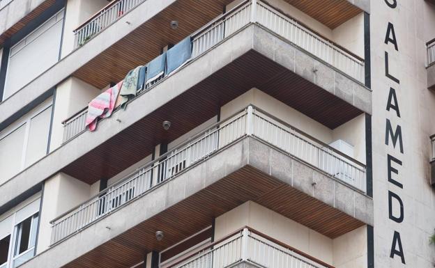 Imagen de la terraza (la del medio) desde la que la mujer pidió auxilio y posteriormente fue rescatada por loe bomberos.